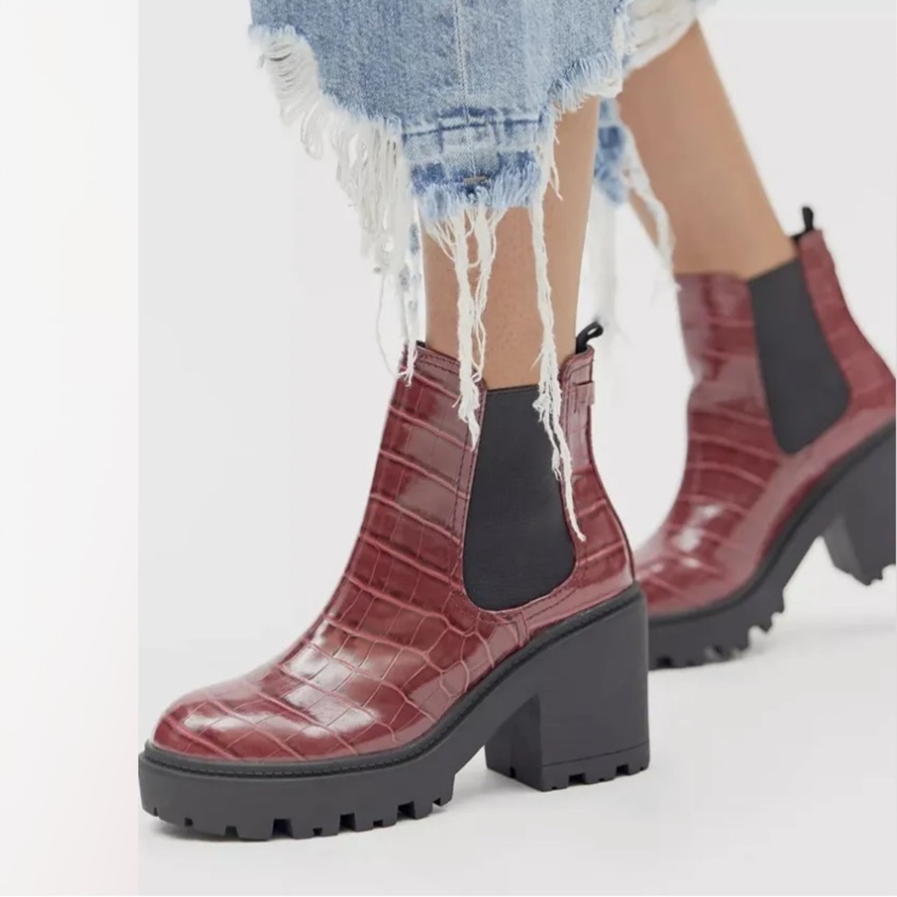 NWOB UO Chelsea Boots